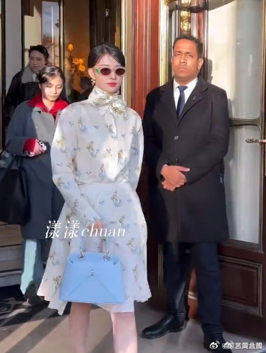 王楚然平底鞋王楚然时装周穿平底鞋王楚然老钱风自带世家大小姐气场，平底鞋衬得体态