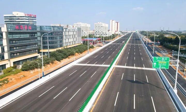 工业北路通车在即现在道路施工基本完毕画线、路灯、护栏安装等附属设施基本到位