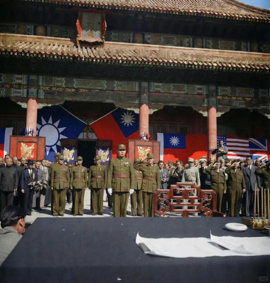 震撼！1945年北京故宫太和殿授降仪式1945年10月10日上午10时10分，华