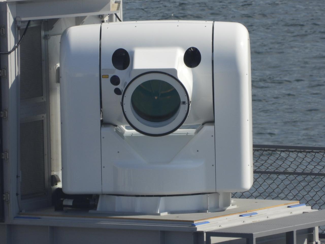 海自100KW级舰载激光武器系统正在“飞鸟”号试验舰上进行各项测试。该系统采用