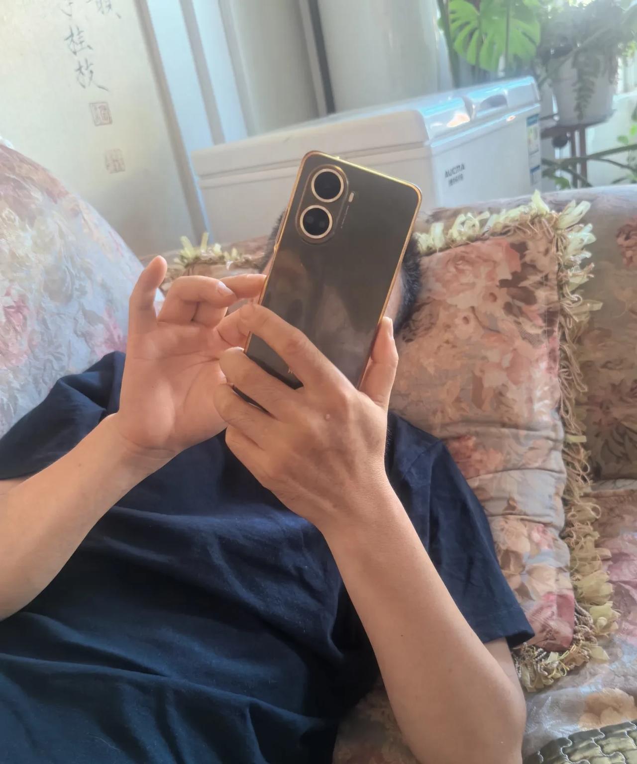 “闺女买完票咬牙切齿：咋这么贵！郑州到上海根本没高铁，买的动车……”一大早，孩