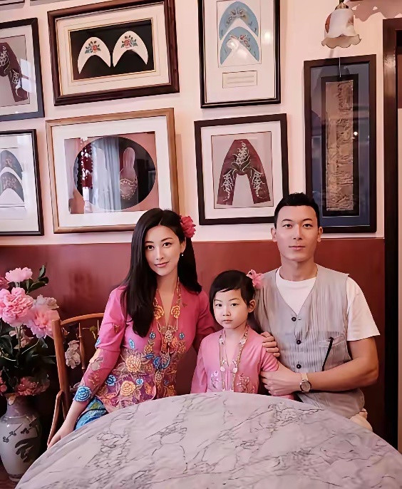 朱珠一家三口去新加坡旅游，还穿了小娘惹的服饰拍全家福真的是太美了，两口子带娃是一