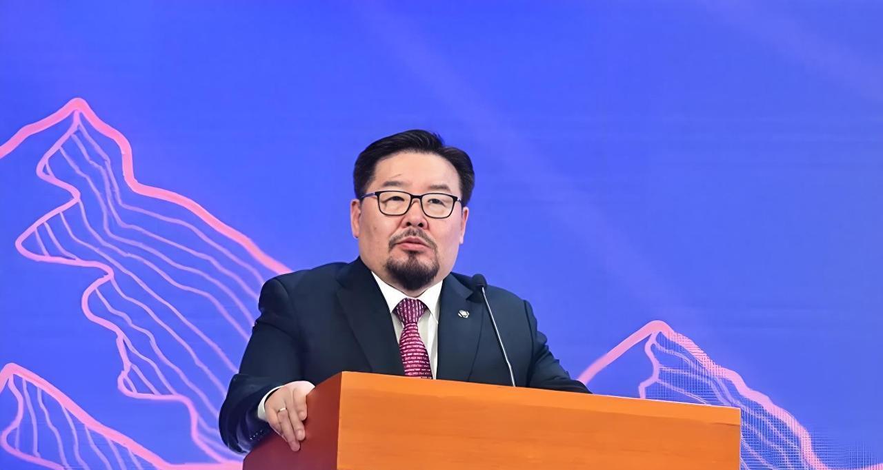 蒙古新总理上任第一把火：不查贪官，先奔中国，沙漠国家的“生死一赌”。蒙古政坛刚