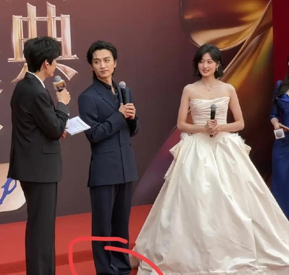 陈晓微博之夜站位被拍成一米六。照片里肖战188站他右边，直接把他衬成小矮人。