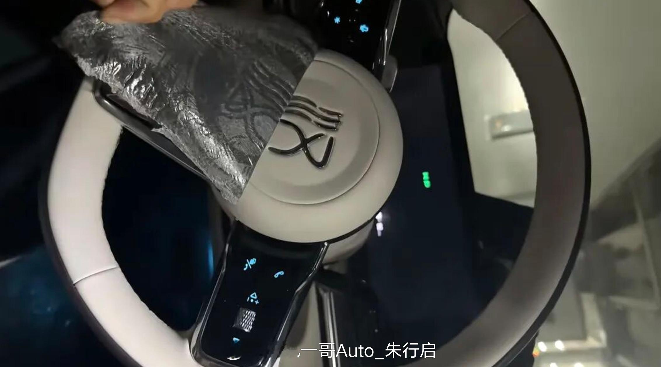 比亚迪大汉的外观内饰谍照公布，方向盘采用的和大唐几乎同款样式，中控区域有无线充电
