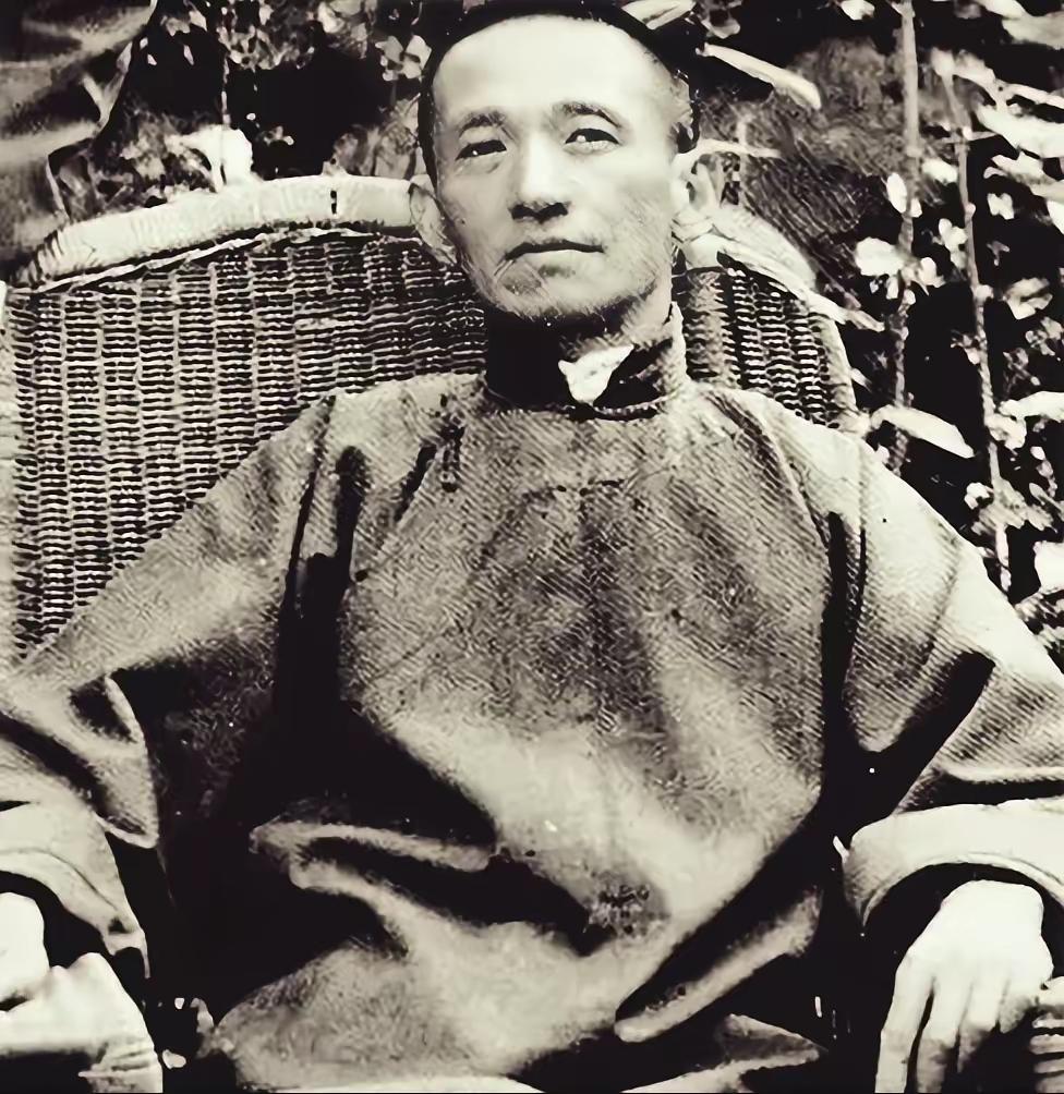 1948年，陈布雷劝老蒋不能只拍苍蝇要打老虎。老蒋听出是指孔宋。反讥道：听说你女