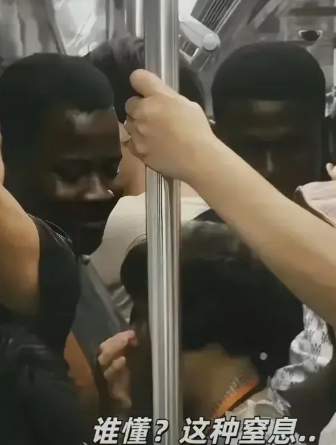 在广州地铁上，越来越多的非洲朋友成为常客。他们不是来旅游的，而是来扎根的。通过