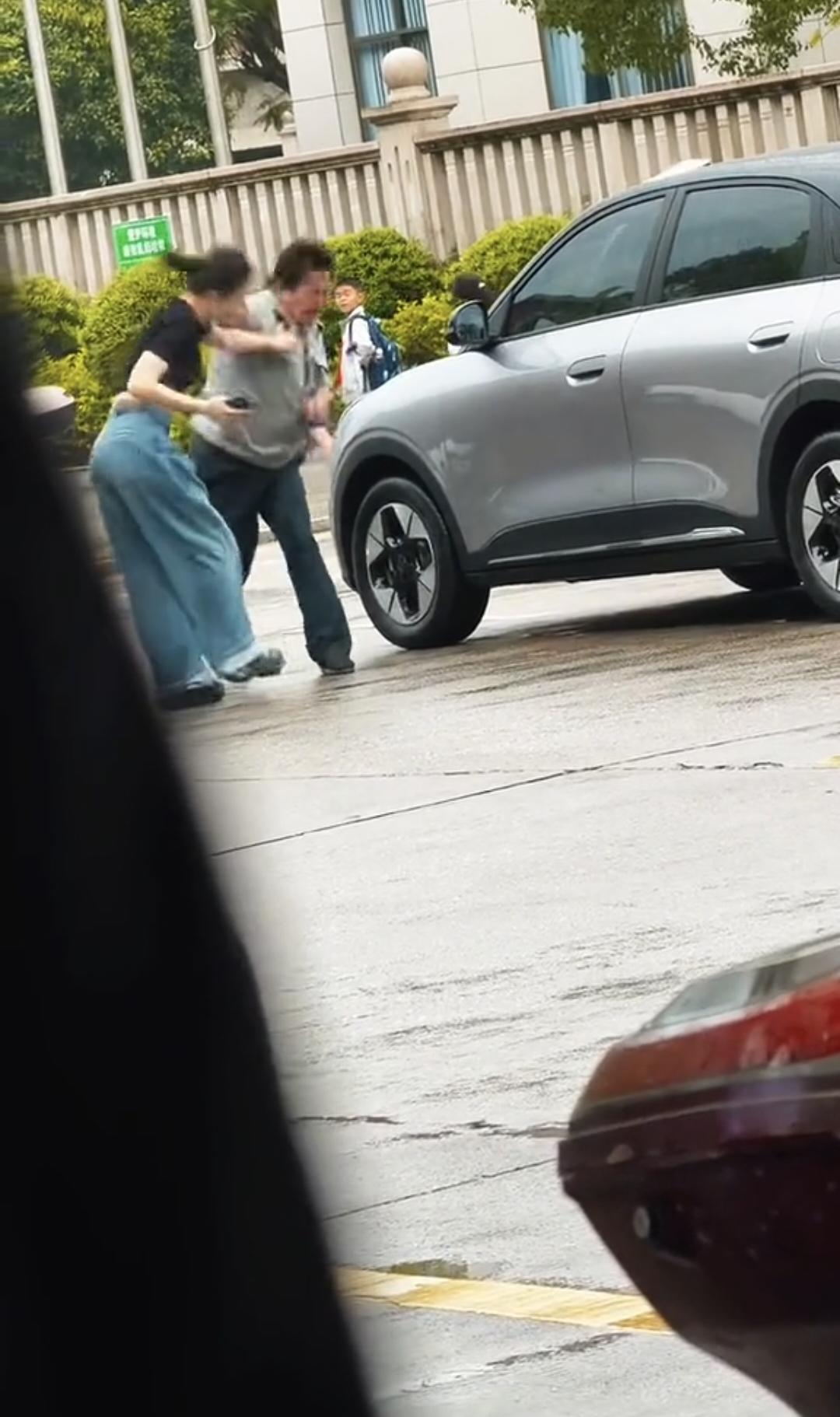 事情出现反转。保安不仅要赔偿医疗费，还有可能面临刑事拘留，工作也丢了，真可谓