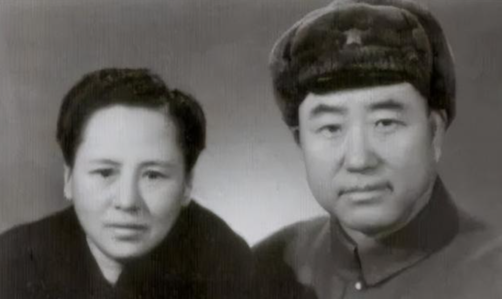 1950年11月，36军军长刘万春接到通知到北京参加会议，可是刚下车，就看到几名