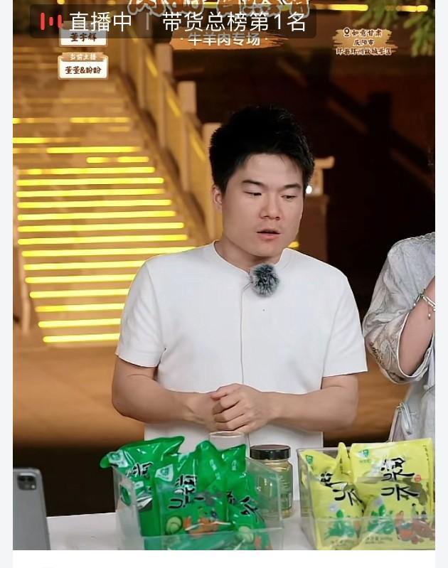 已经半夜12点了董宇辉直播间里还有10万人在线感觉今天的GMV会是一个很夸张