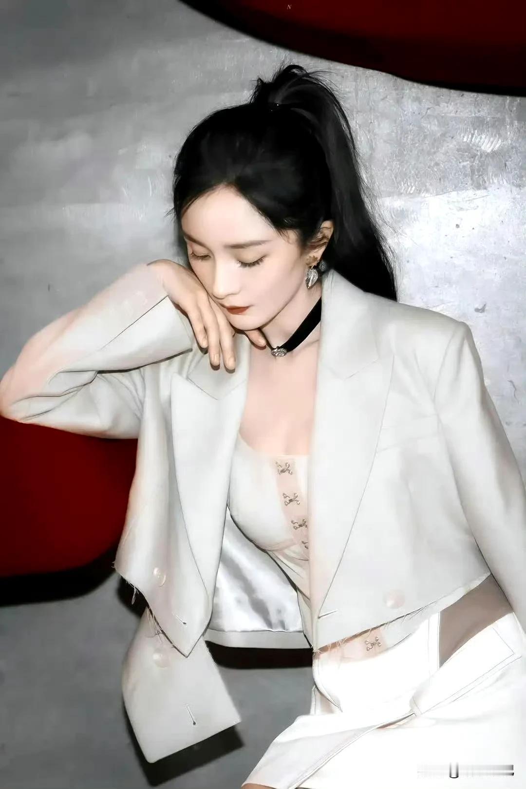 38岁的杨幂在岁月的洗礼下愈发优雅迷人。杨幂短裙look惊艳，长腿白皙太夺目，腿