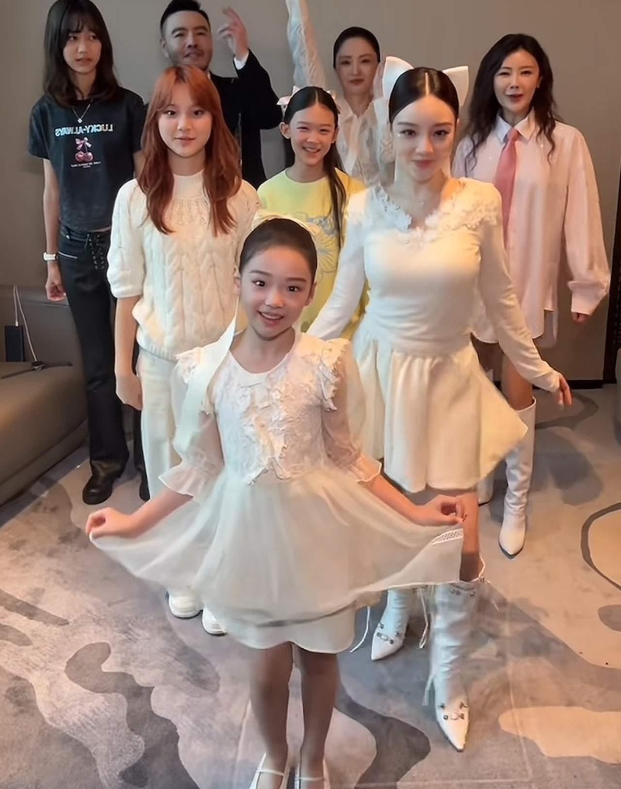 董璇的好闺蜜调侃说，小酒窝更像是李小璐的女儿，两人更像亲母女。首先两人兴趣爱