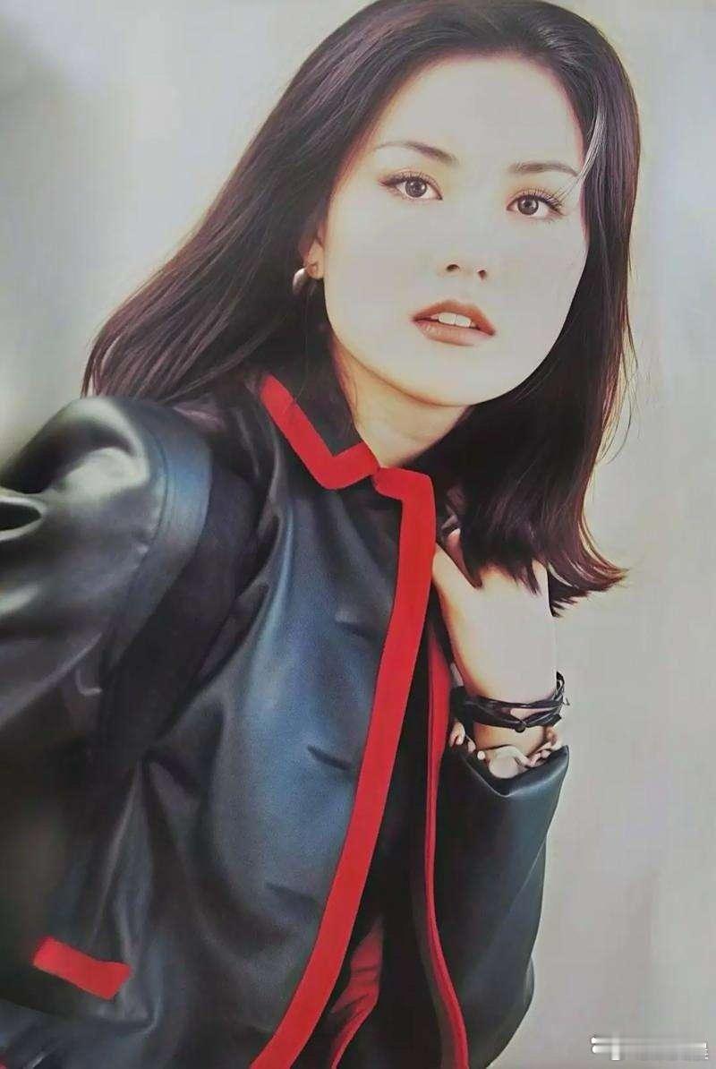 年轻时的王菲真好看，清纯随性，越看越耐看。​​​