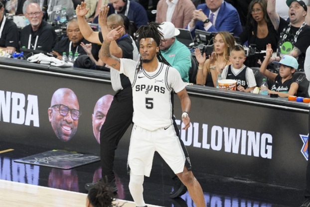 NBA总决赛，尼克斯对阵马刺的G3比赛中，出现了非常奇葩的一幕。第三节比赛开始后