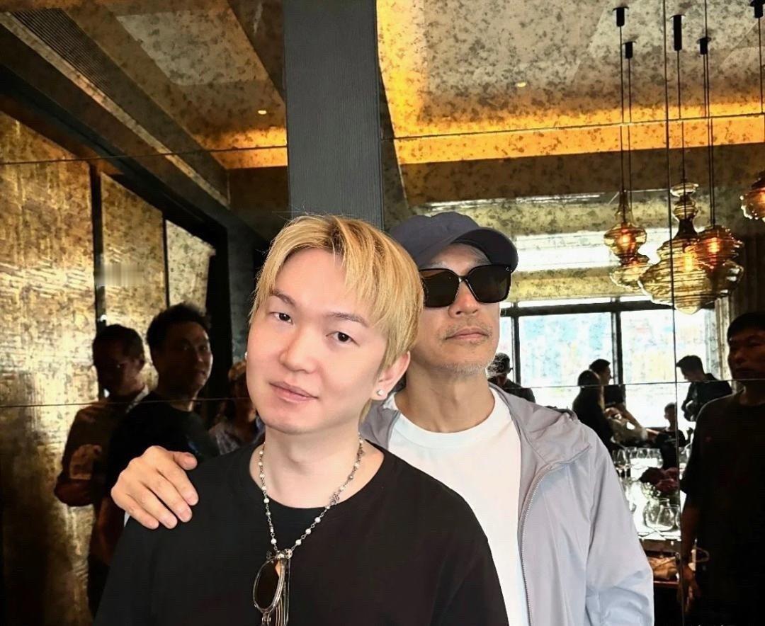 63岁周星驰和朋友聚会，他的变化好大，脸看起来有点奇怪，快认不出来了！