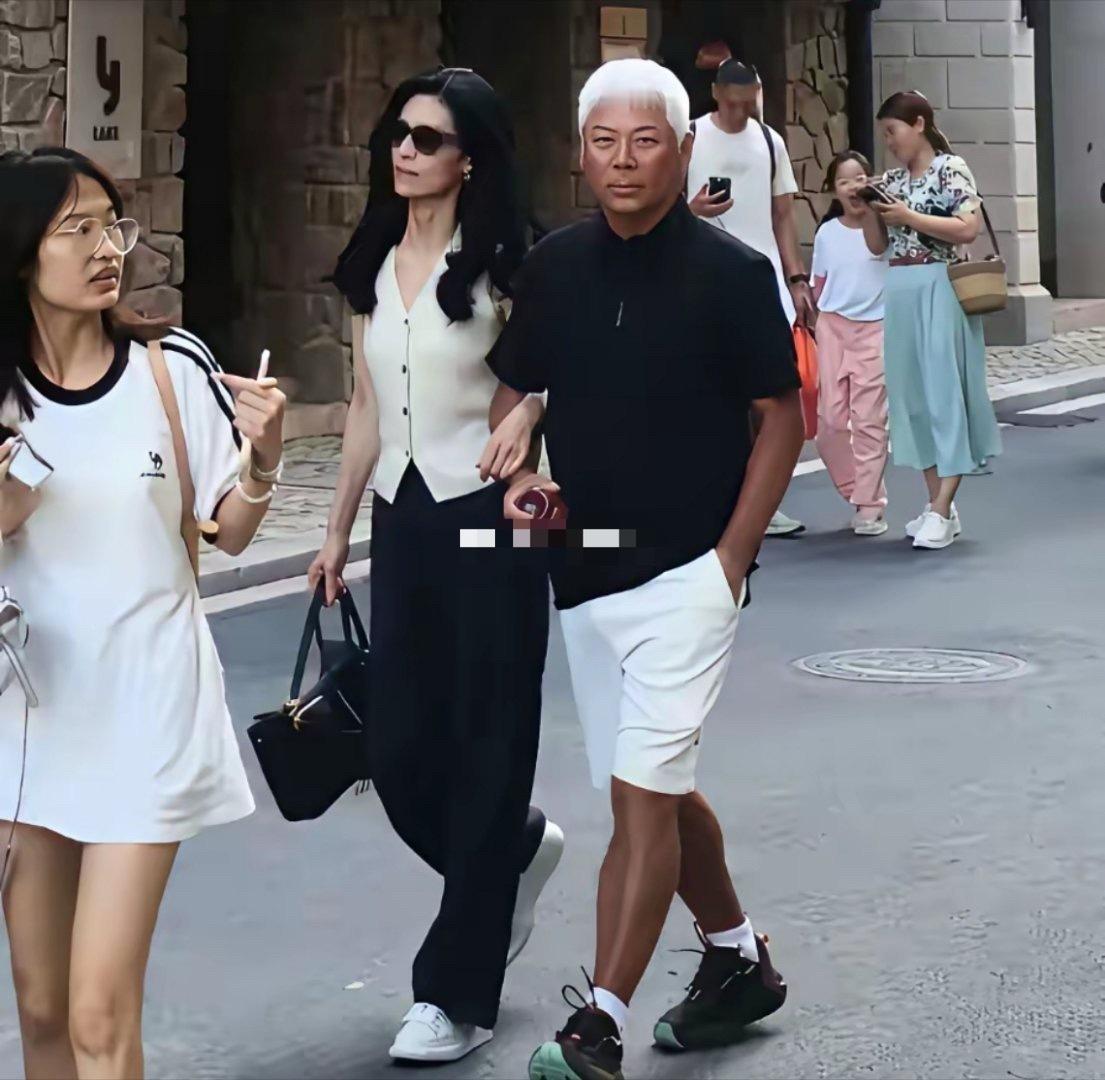 年近70的超一线天王级别的歌手，他的老婆好有气质啊！！​​​