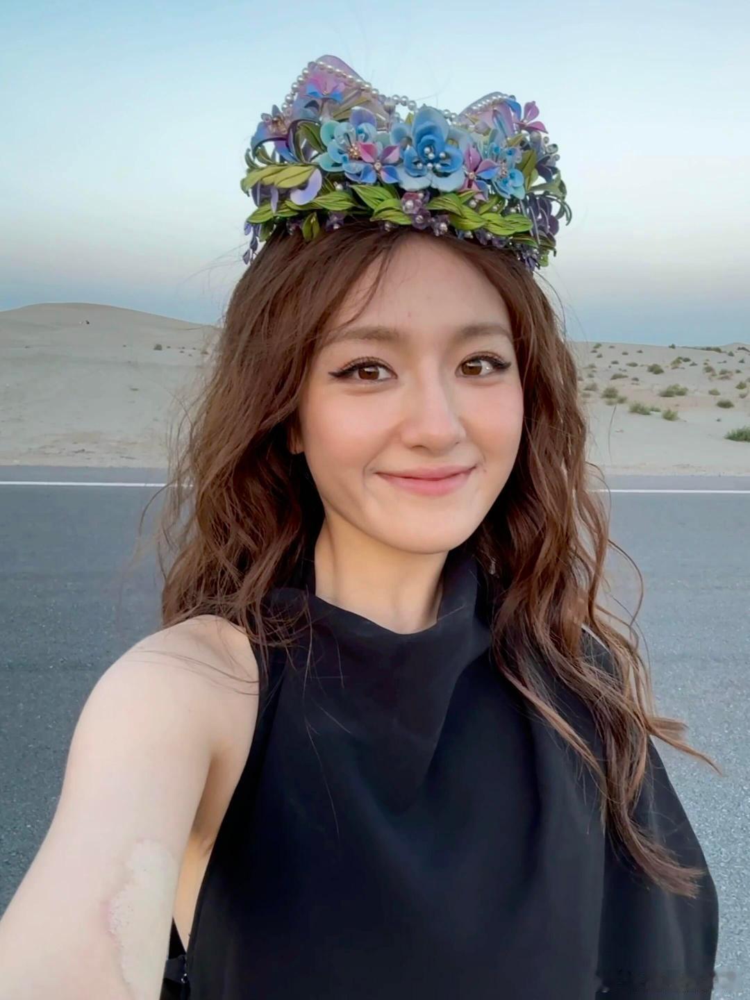 李兰迪今年在沙漠过生日李兰迪今年的生日在沙漠度过，感觉越来越漂亮了。李兰迪公路生