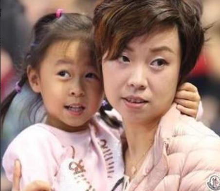 2009年，28岁的张怡宁嫁给了身家300亿的48岁富豪徐威，婚后，张怡宁步行上