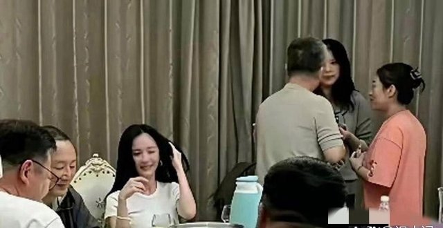 京圈大佬的饭局，杨幂、杨颖连妆都不敢化，水深得能淹死人。你以为她们出场都自带柔光错了。酒过三巡，灯光