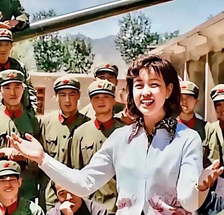 1985年，刘晓庆到老山前线进行慰问演出。那时，她留着长头发，穿着白色外套，身材