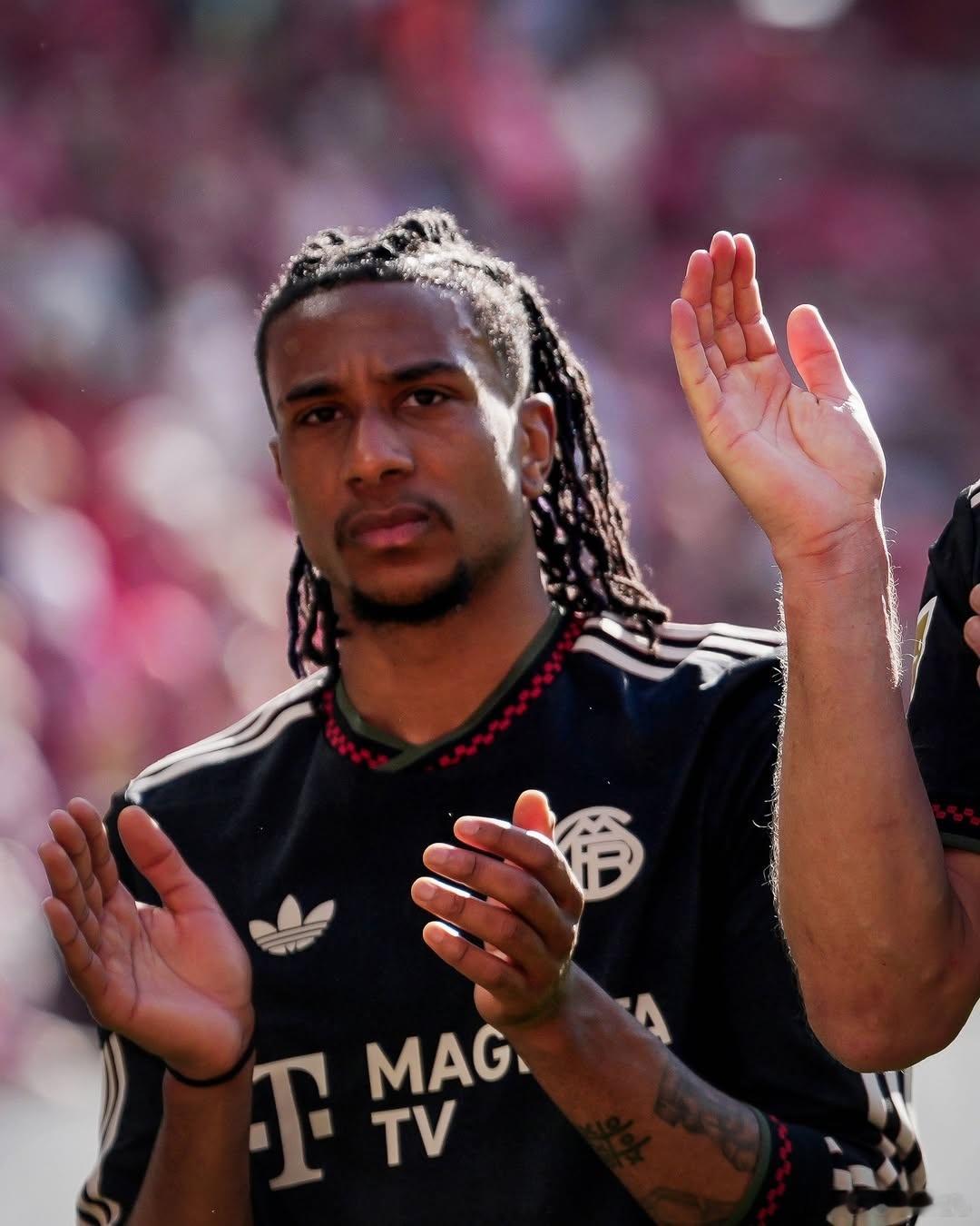 🚨當被問及2億歐元轉會費時，魯梅尼格表示：“2009年，切爾西為弗蘭克·里貝