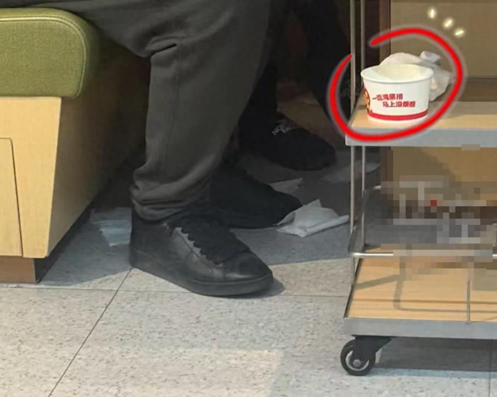 黑龙江哈尔滨，一男子和朋友去吃海底捞，可吃到一半的时候，却发现邻桌一女子竟然用纸