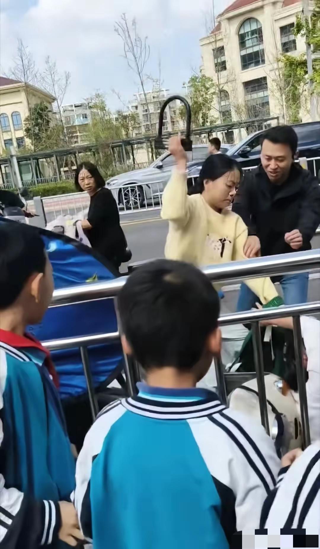 成都用U型锁打人的曹某某一把U型锁，看着不起眼，抡出去那一下，砸中的是别人，套