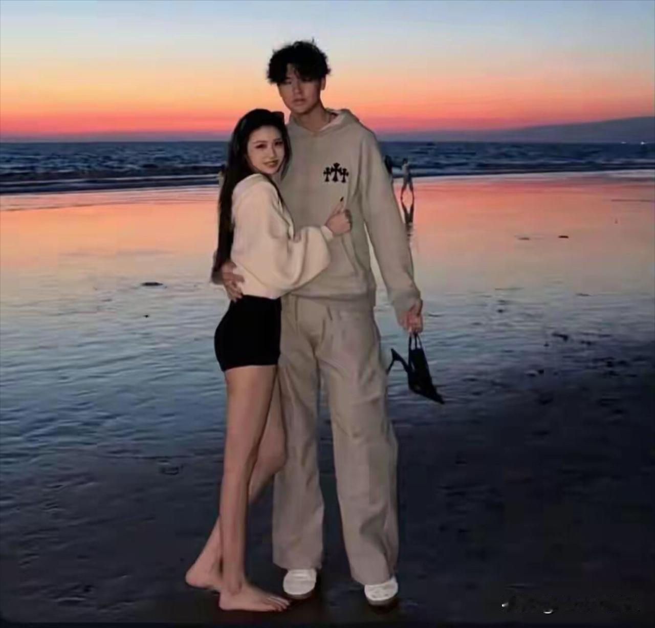 汪锋也会有怕的时候汪峰家的小苹果20岁恋爱了，她在社交平台上晒出了和