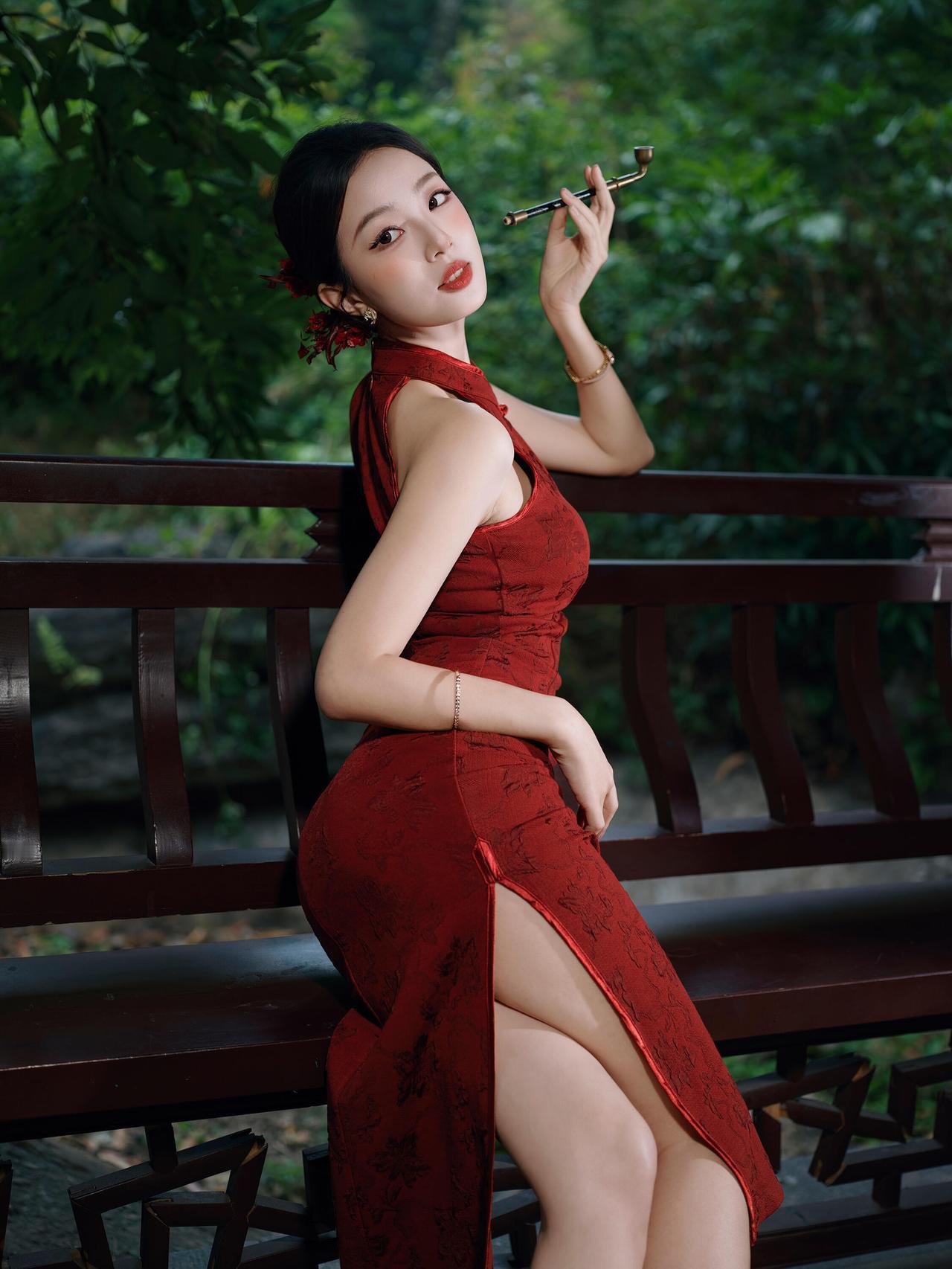 青袍裁取江南韵，黛瓦桥边步履轻。