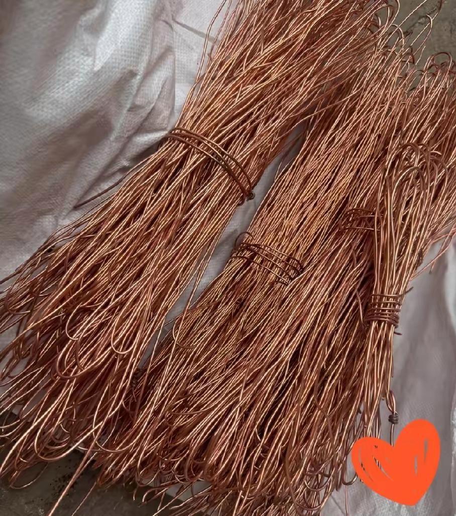 攒了很久的旧电线，一点点剥成了一斤纯铜，高高兴兴拿去废品站卖。 老板说35块一