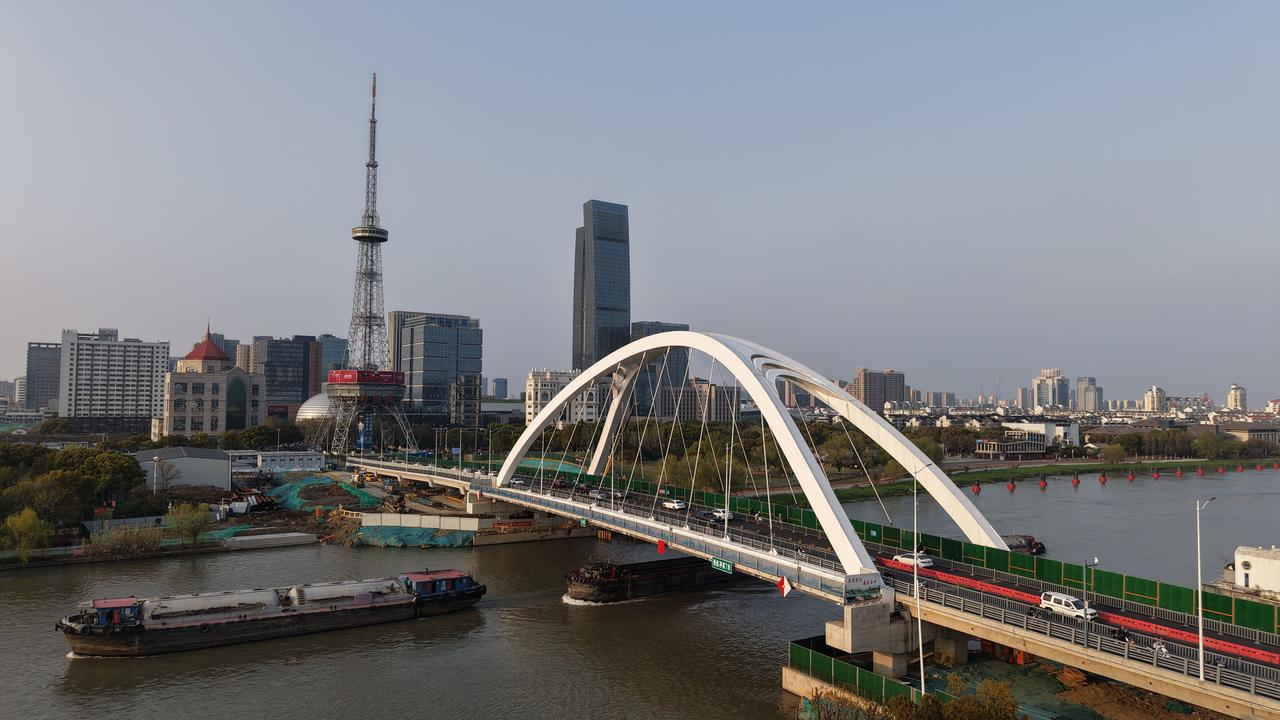 分享你随手拍的风景这是苏州吴中区的标志性景致——长桥与东吴塔。东吴塔是早年电视兴