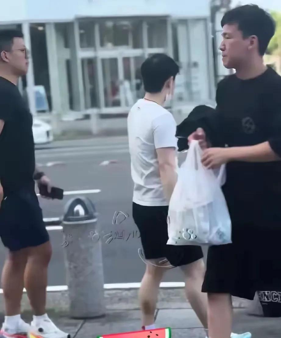 横滨只能退而求其次了，Coco一直没有出现，莎莎身边除了德华和翔哥，又跟了