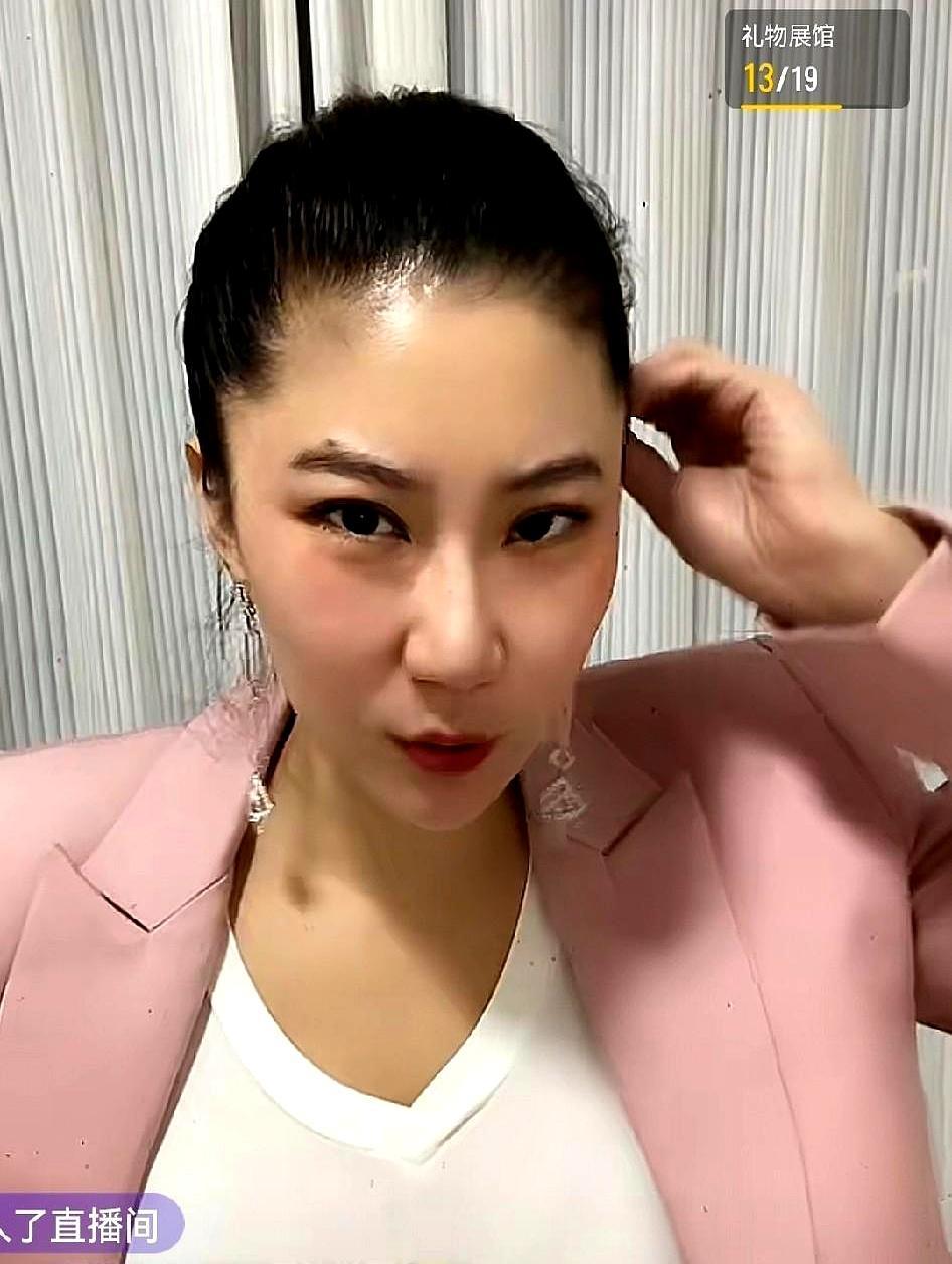 从爱马仕到99元三双的袜子，只需十二年。Coco穿着当年与谢贤同框的米白大