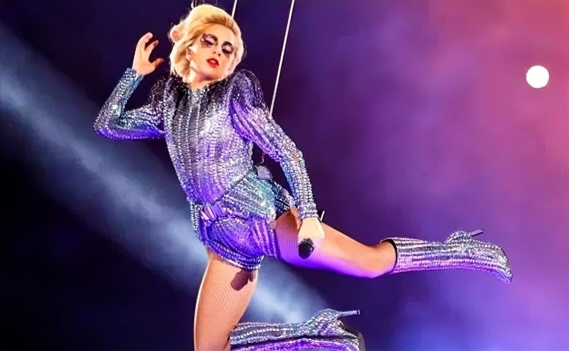 哇！今晚的超级碗中场秀真的太炸了！LadyGaga时隔9年重新站上这个全球瞩目