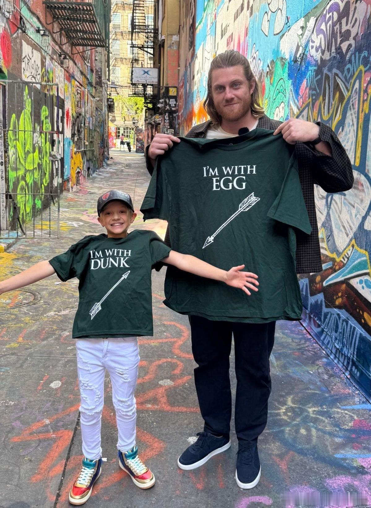 《七王国的骑士》中扮演扮演邓肯和伊戈的两位演员彼得·克拉菲和德克斯特·索尔·安塞