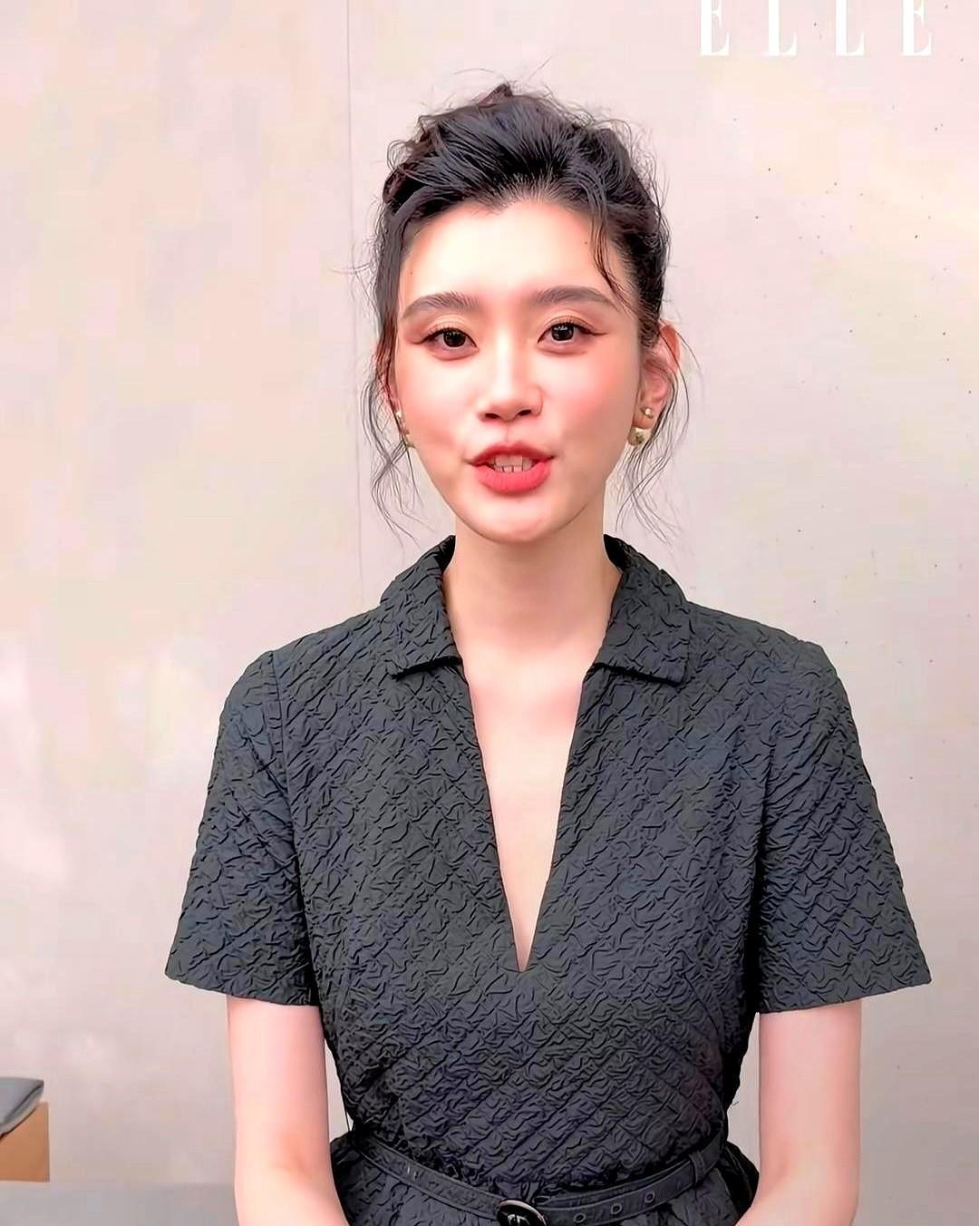 机场抱娃，手拎16800的包，不是摆拍，是真·刚需。Dior这包，能装奶瓶、能