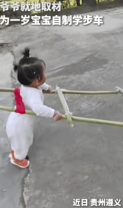 “火到人民日报了！”贵州遵义，奶奶弯腰扶着宝宝练习走路。没想到，爷爷灵机一动，就