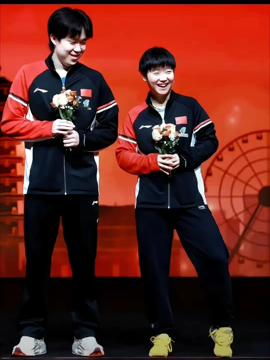 我果然没有猜错，不出意外，这个照片会火🔥一个笑的特别甜，一个笑的特别阳光，