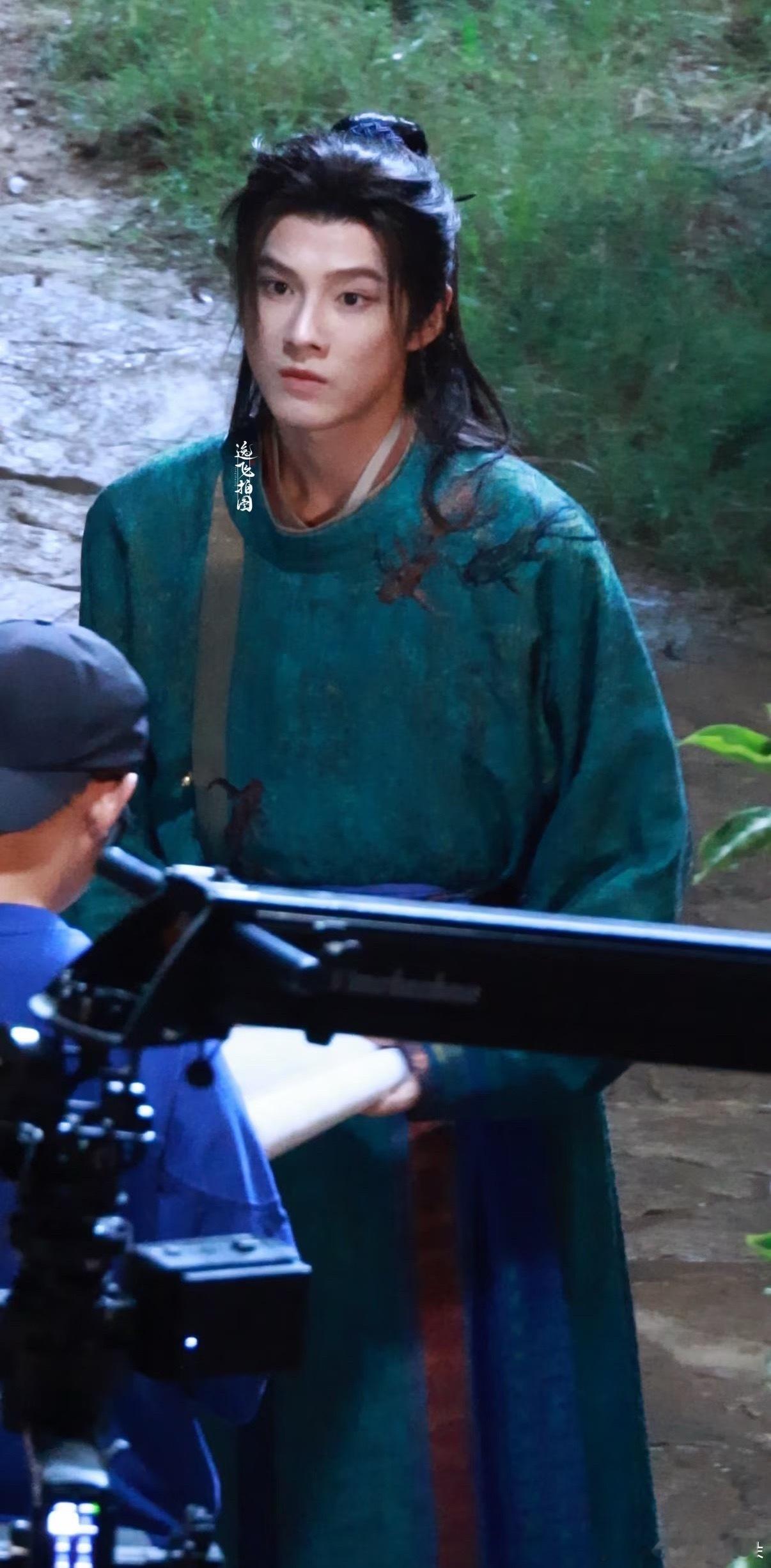 念相思妆造其实还行，就是这些男配角从哪个犄角旮旯薅出来的？奇形怪状的稠。