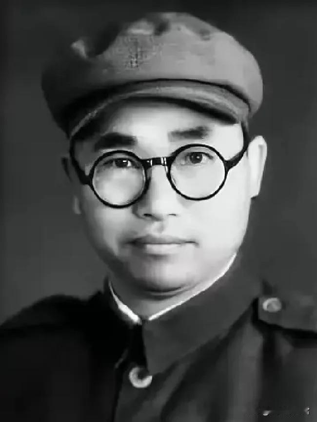 1939年，八路军炮兵团长左叶盛怒之下，突然对着特派员开枪，事后被押到延安受审，
