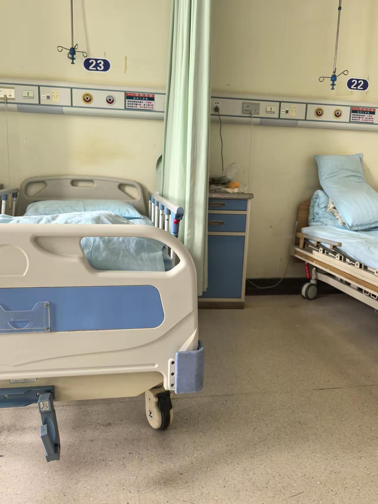 病房里一对母子因为吃饭的问题大吵了一架。​母亲住院，儿子护理。由于还要兼顾工作