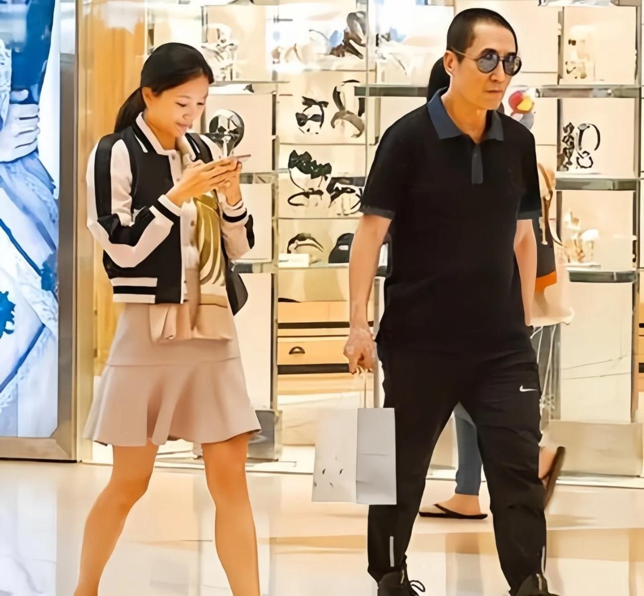 18岁的女人给五十多岁的男人生儿子也不是个个都愿意的。可那是张艺谋，没办法。对于