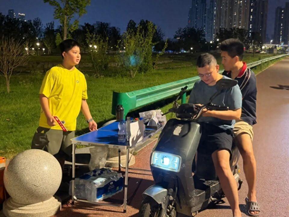 实践出真知！武汉，一10岁"小孩哥"暑期摆摊卖冰水，全程自己吆喝、算账，6天卖出
