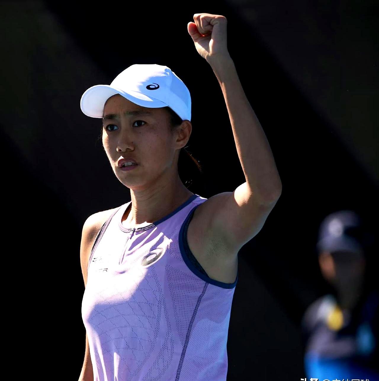 中国网球赛果快报张帅顺利晋级她放下过往的成绩，自己一个人扎进低级别比赛里，