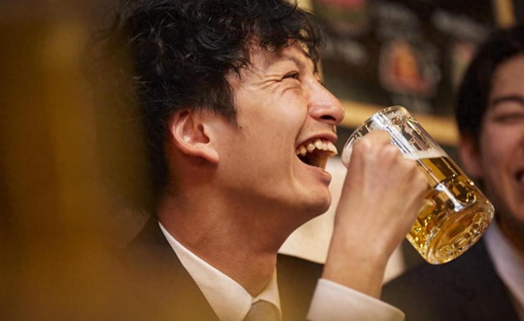 46岁男子酒后心梗离世，医生呼吁中老年人，酒后尽量少做四件事酒喝进去的那一刻