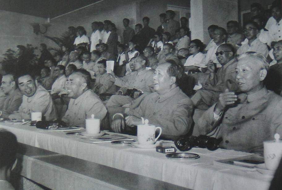 1959年9月，第一次全运会主席台上，四大伟人谈笑风生，气氛十分融洽。周总理把目