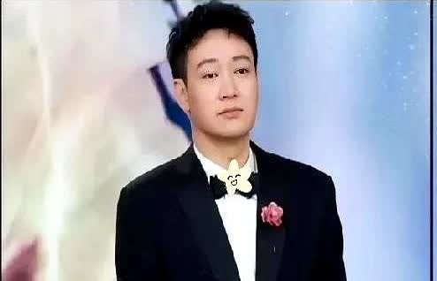 终于知道了北影节开幕式上的辛柏青被孤立的原因了，当时一共8位主演走红毯，辛柏青却