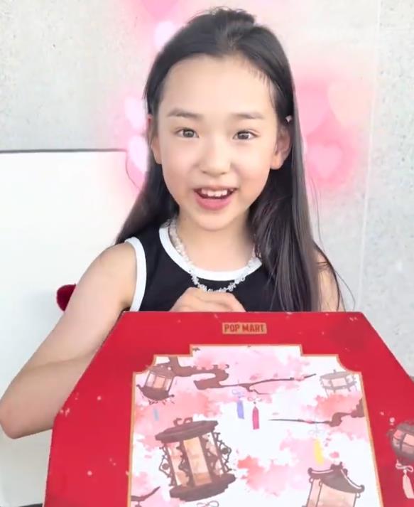 泡泡玛特创始人送小酒窝盲盒小酒窝做了美甲泡泡玛特创始人总裁王宁到雪花女神龙董