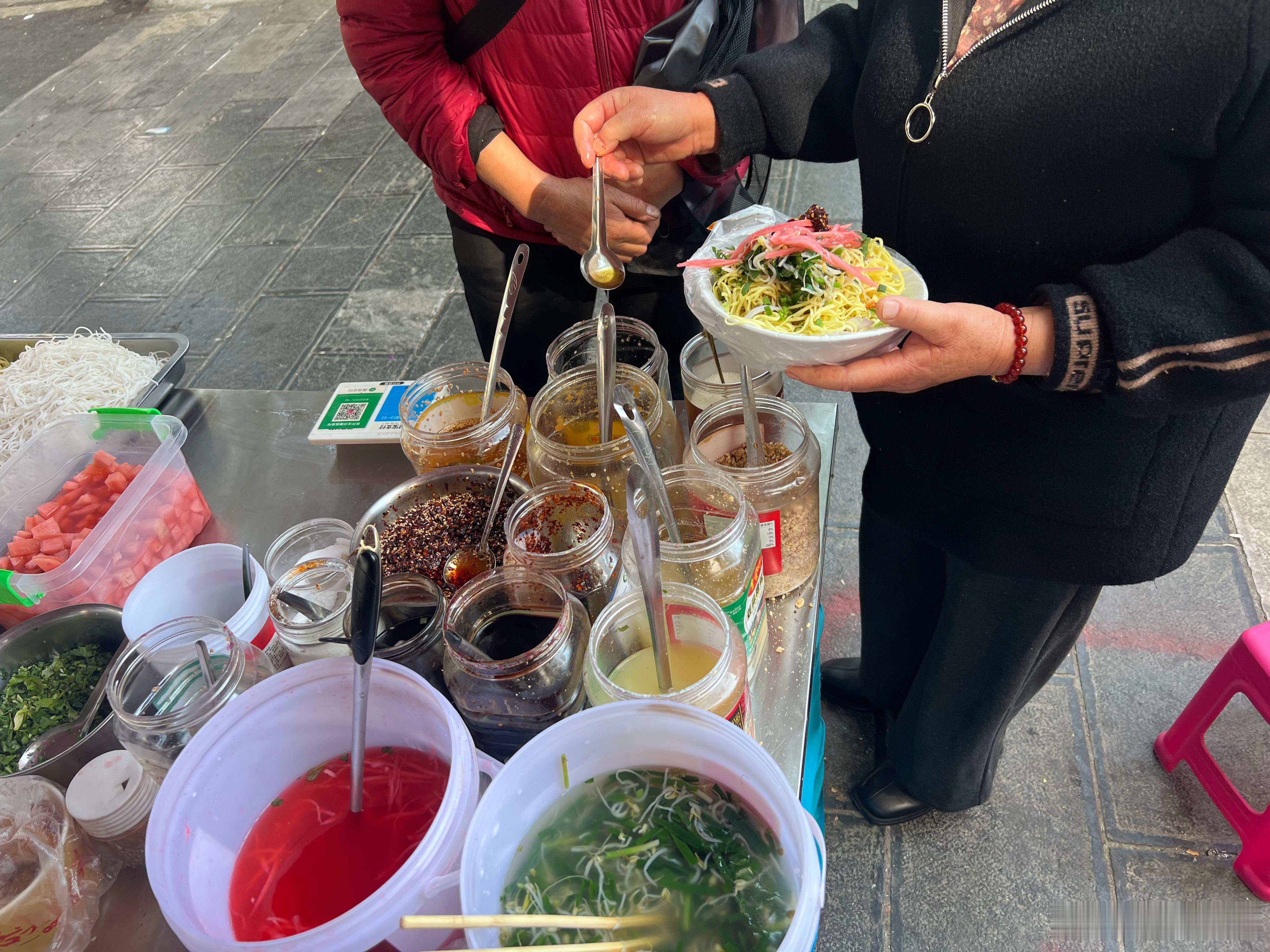 大年初三，自驾昆明的小县城东川，平时空荡荡的小县城又热闹起来了。本来周末漫无目的