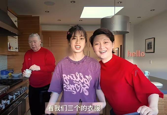 冯小刚女儿晒过年包饺子，一家三口好温馨，这姑娘虽然是领养的，但是很受宠！徐朵跟妈